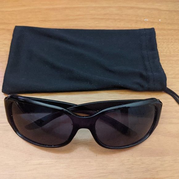 Sunglasses w/ Case💥PRICE DROP💥 - Picture 1 of 8